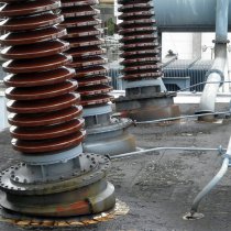 Nieszczelne połączenia kołnierzowe i śrubowe podstacji elektrycznej Nieszczelne połączenia kołnierzowe i śrubowe podstacji elektrycznej