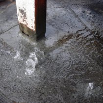 Nieszczelna pokrywa zbiornika w wyniku uszkodzenia pod wpływem korozji Nieszczelna pokrywa zbiornika w wyniku uszkodzenia pod wpływem korozji