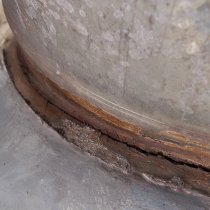 Uszkodzone i nieszczelne połączenie dachu obiektu produkcyjnego