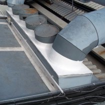 Kompleksowo wzmocnione połączenie z użyciem materiału Belzona 3111 (Flexible Membrane) zapewniającego szczelność dachu