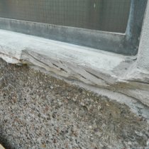 Wykruszony betonowy parapet okienny Wykruszony betonowy parapet okienny