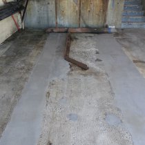 Uszkodzona betonowa strefa rozładunku naprawiona z użyciem produktu Belzona 4154 oraz produktu Belzona 4131 zastosowanego w roli warstwy wierzchniej