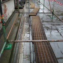 Uszkodzona studzienka substancji chemicznych z materiału porowatego