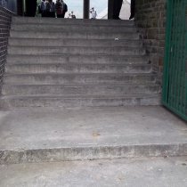 Uszkodzone schody wejściowe do szkoły Uszkodzone schody wejściowe do szkoły