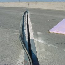 Zbrojona stalą szczelina dylatacyjna na moście autostradowym o dużym natężeniu ruchu
