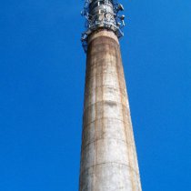 Uszkodzony komin betonowy Uszkodzony komin betonowy