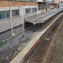Znaczne wykruszony beton na dworcu kolejowym Znaczne wykruszony beton na dworcu kolejowym