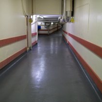 Podłoga szpitalna po szybkiej naprawie i zabezpieczeniu materiałem Belzona 5231 (SG Laminate) Podłoga szpitalna po szybkiej naprawie i zabezpieczeniu materiałem Belzona 5231 (SG Laminate)