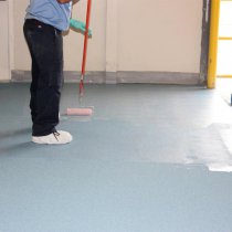 Zabezpieczenie podłogi magazynu: Materiał Belzona 5231 Grey w kolorze szarym (powłoka bazowa), Belzona 9232 (kruszywo) oraz przeźroczysta powłoka wierzchnia Belzona 5233 Clear