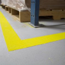 Oznakowanie bezpieczeństwa z użyciem materiału Belzona 5231 (powłoka bazowa), żółte kruszywo zgodne z wymogami OSHA, wierzchnia powłoka przeźroczysta Belzona 5233 Clear