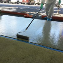 Zabezpieczenie powierzchni na zewnątrz z użyciem materiału Belzona 5231 (powłoka bazowa) i powłoki wierzchniej w kolorze szarym Belzona 5233 Grey