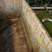 Znaczne uszkodzenia korozyjne belek wzmacniających oraz betonu w zbiorniku ścieków pod wpływem oddziaływania substancji chemicznych Znaczne uszkodzenia korozyjne belek wzmacniających oraz betonu w zbiorniku ścieków pod wpływem oddziaływania substancji chemicznych