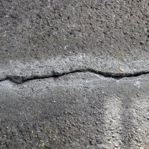 Pęknięcia betonu na balkonie po przygotowaniu powierzchni Pęknięcia betonu na balkonie po przygotowaniu powierzchni