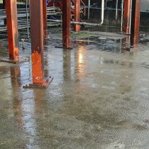 Uszkodzona dodatkowa strefa betonowa bezpiecznego przechowywania substancji chemicznych Uszkodzona dodatkowa strefa betonowa bezpiecznego przechowywania substancji chemicznych