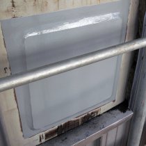 Uszkodzenie korozyjne pod izolacją naprawione z użyciem płyty spajanej i powłoki Belzona 5811 (Immersion Grade) Uszkodzenie korozyjne pod izolacją naprawione z użyciem płyty spajanej i powłoki Belzona 5811 (Immersion Grade)
