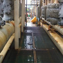 Kolektor na platformie wydobywczej ropy z uszkodzeniami powłoki farby pod wpływem warunków klimatycznych Kolektor na platformie wydobywczej ropy z uszkodzeniami powłoki farby pod wpływem warunków klimatycznych